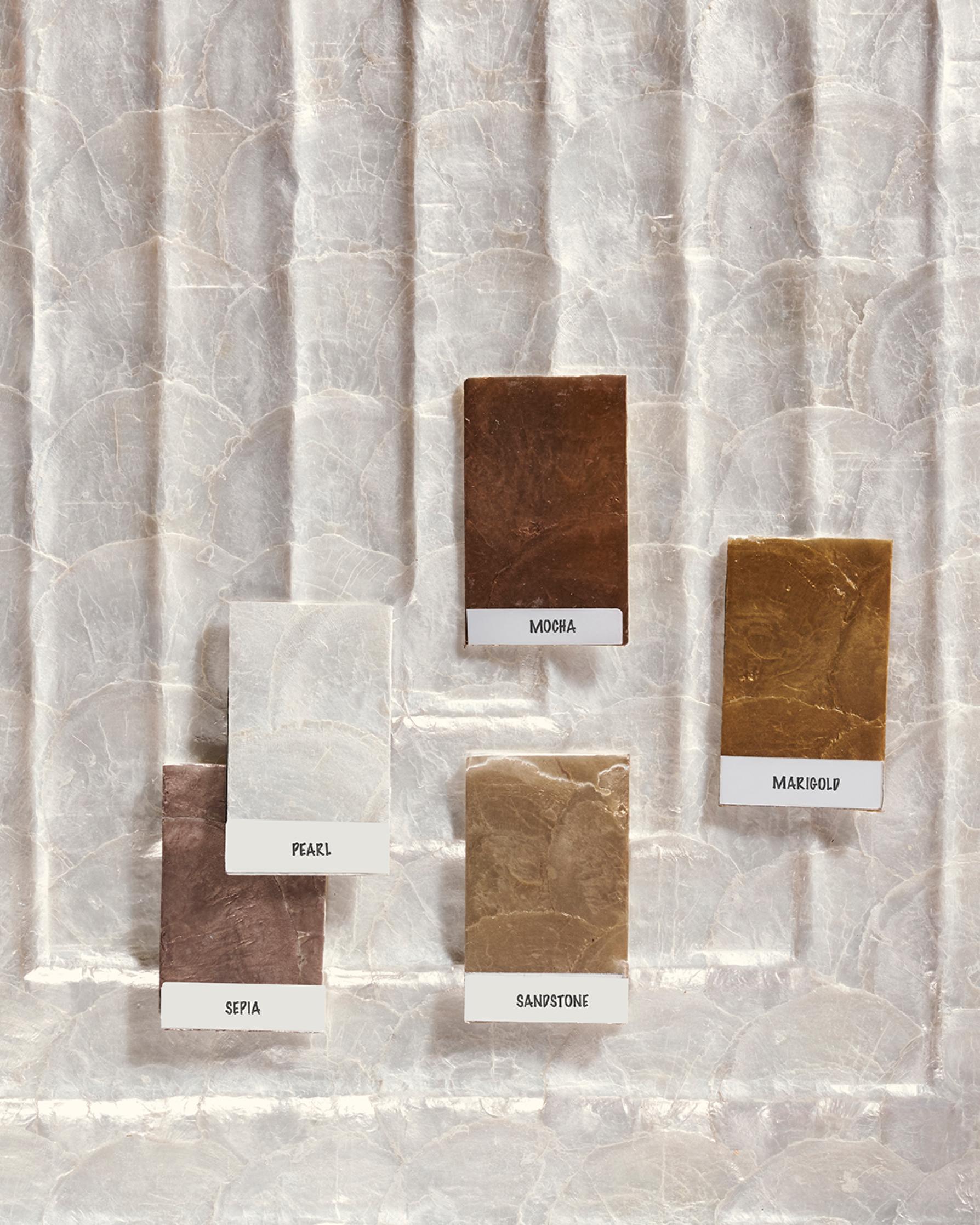 Behang dat je wilt aanraken: waarom je bij luxe behang altijd een sample wilt bestellen