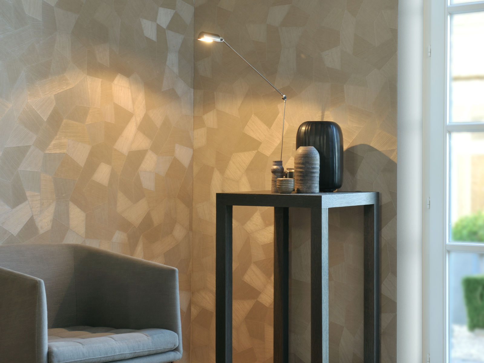 Vinylbehang met een papierrug aanbrengen op de muur