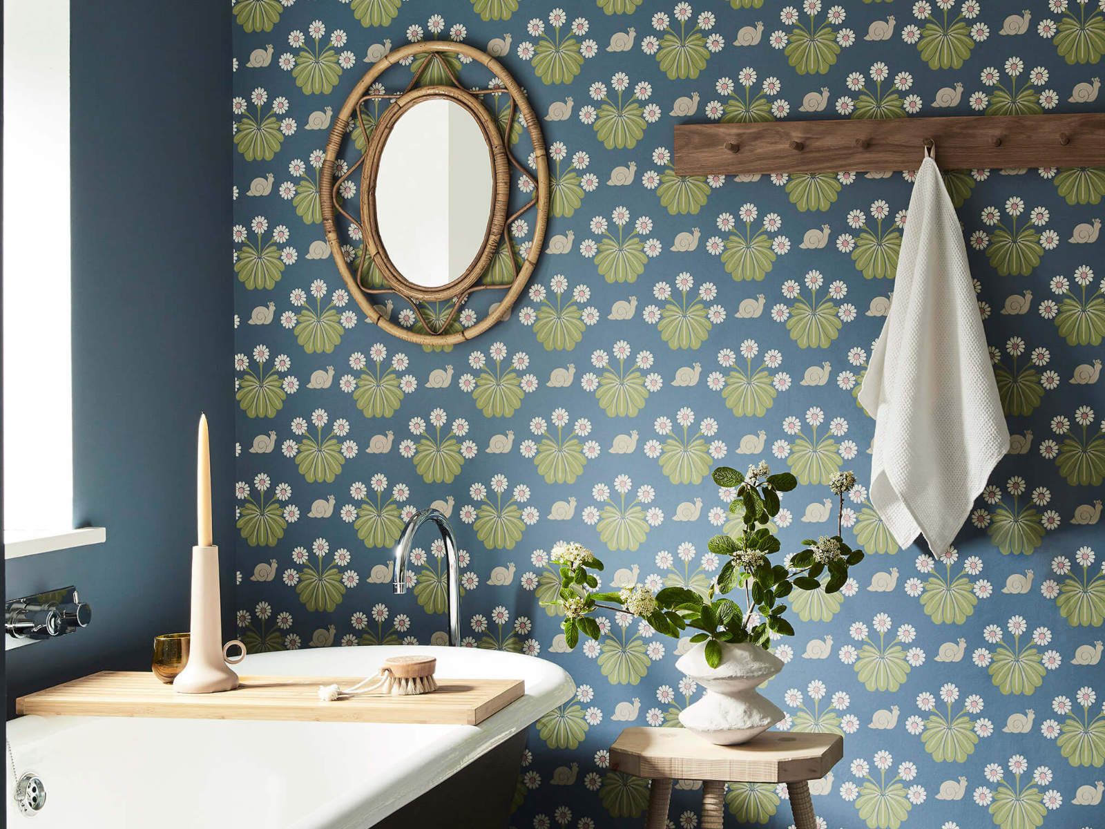 Little Greene Behang National Trust Papers II Burges Snail - Dark Blue