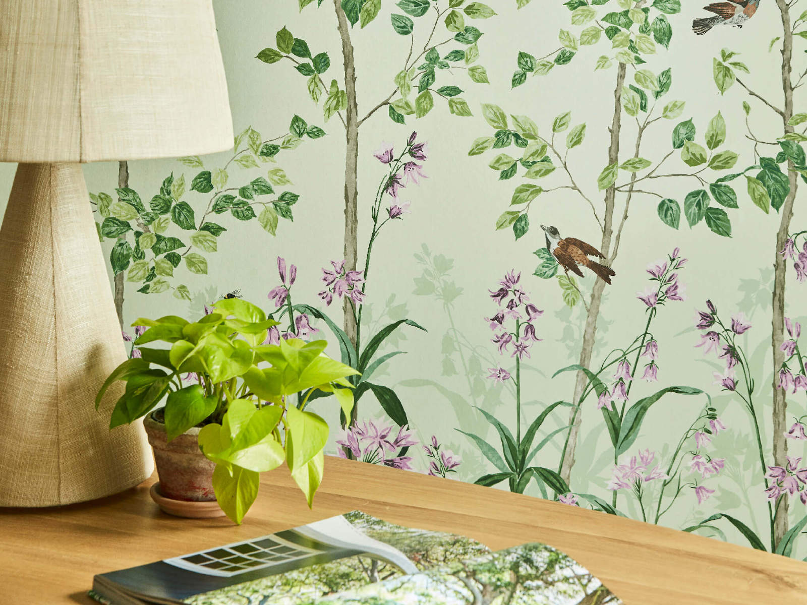 Little Greene Behang National Trust Papers III Bird & Bluebell - Pea Green