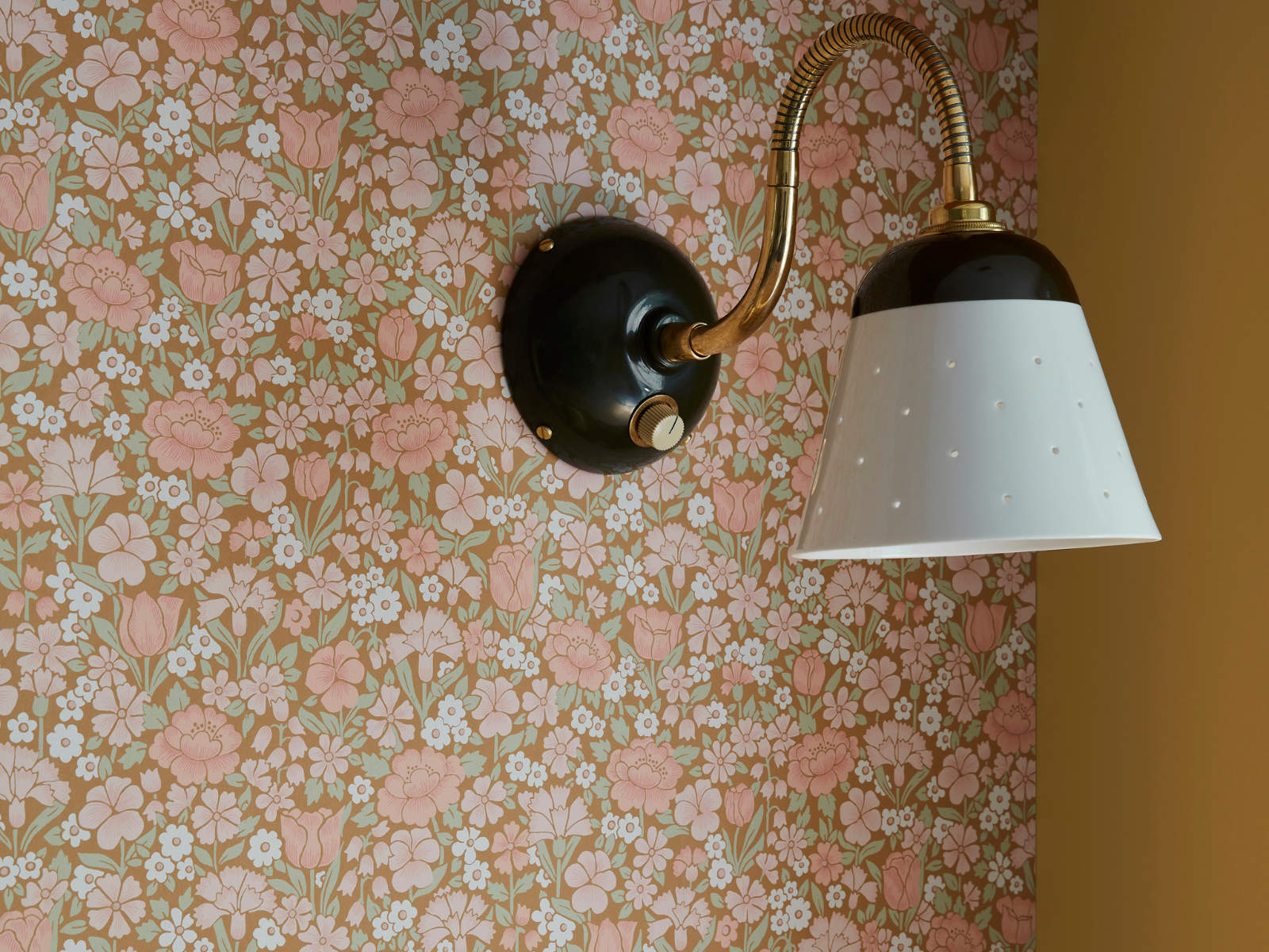 Little Greene National Trust Papers IV Spring Flowers - Bombolone